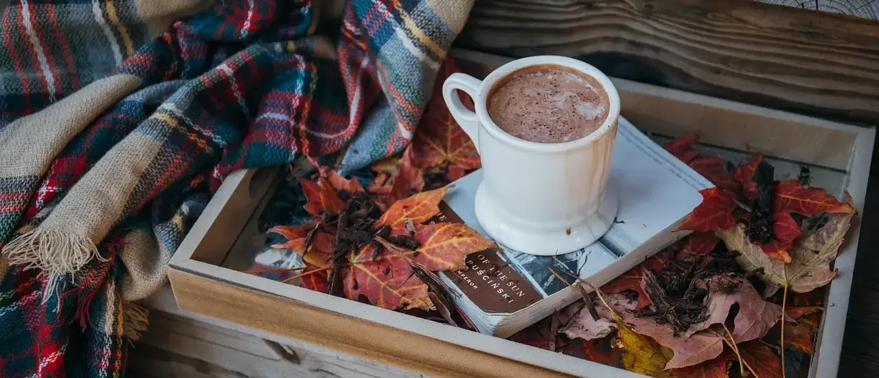 Efterårshygge på altanen: læ, lys og lag på lag