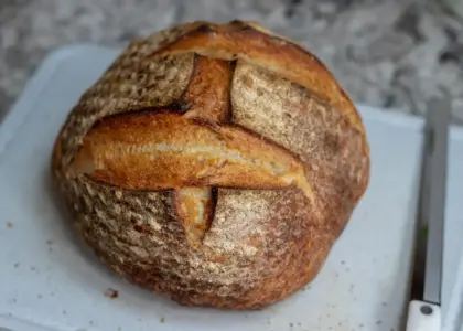 Hvordan bager man rugbrød uden surdej derhjemme?